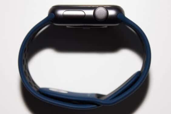 14 - Sport Armband an der Apple Watch (Armband geschlossen, Watch auf der Seite, Ansicht von oben)