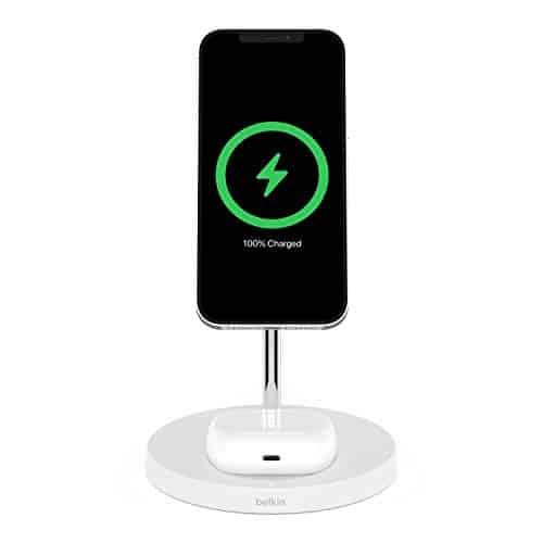 Drahtloses Belkin 2-in-1-Ladegerät mit MagSafe, (15 Watt, iPhone Ladeständer zum schnellen Laden der iPhone 12-Serie, AirPods und anderen MagSafe-fähigen Geräten mit mitgeliefertem Netzteil) – Weiß