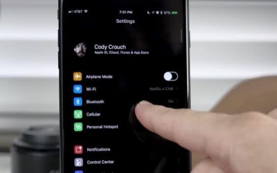 Endlich ein Dark Mode: iOS 11 kommt mit neuem versteckten Dunkelmodus