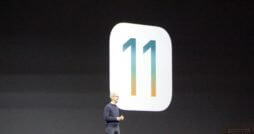 Foto der Folie mit iOS 11-Logo auf der WWDC-Keynote 2017 und Tim Cook