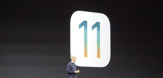 Foto der Folie mit iOS 11-Logo auf der WWDC-Keynote 2017 und Tim Cook