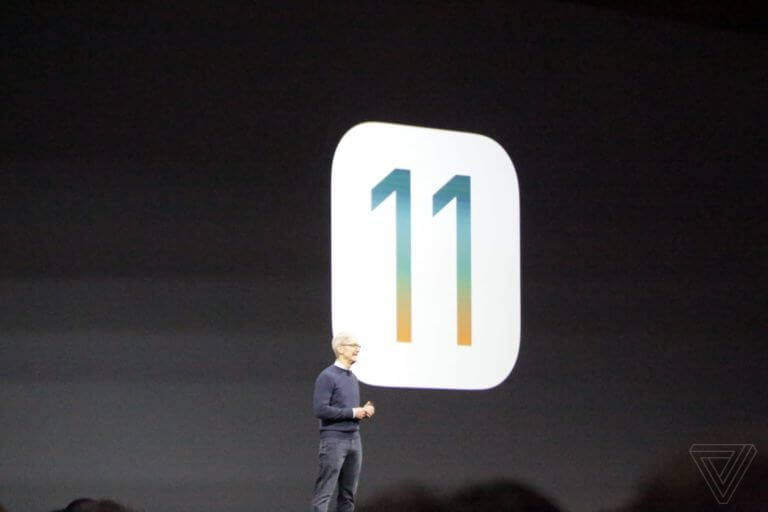 Foto der Folie mit iOS 11-Logo auf der WWDC-Keynote 2017 und Tim Cook
