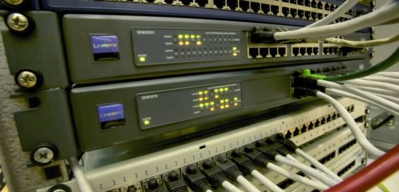 Sicherheit - Server mit Kabeln - Symbolbild