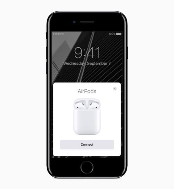 iPhone 7 beim Koppeln von AirPods