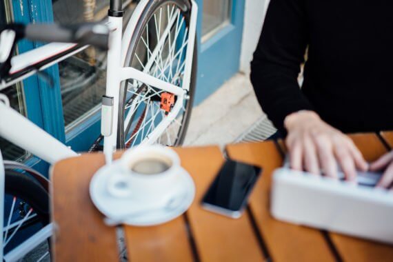 FahrradJäger insect in einem Café am Fahrrad