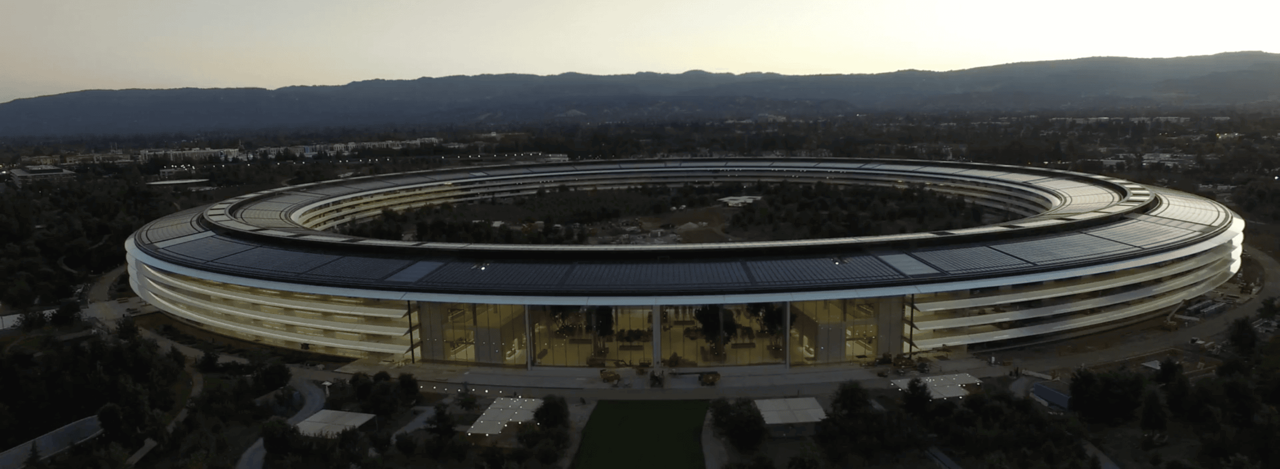 Apple Campus bei Sonnenuntergang | Matthew Roberts