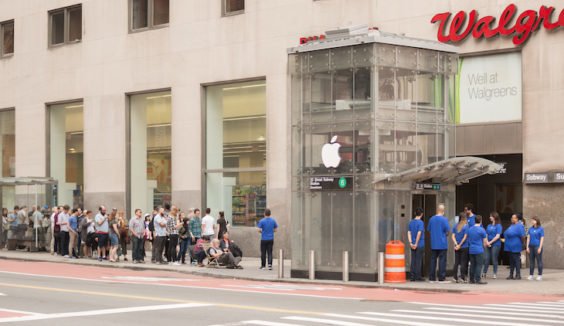 Der Apple Store in der U-Bahn - New York / ImproEverywhere