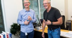 Tim Cook und Bruce Sewell 1 Infinite Loop