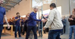 Tim Cook begrüßt Fan bei iPhone X Launch