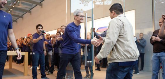 Tim Cook begrüßt Fan bei iPhone X Launch