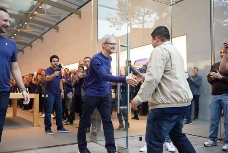 Tim Cook begrüßt Fan bei iPhone X Launch