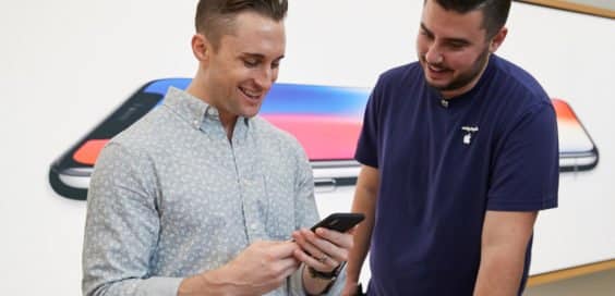 iPhone X beim Launch im Apple Store - Apple