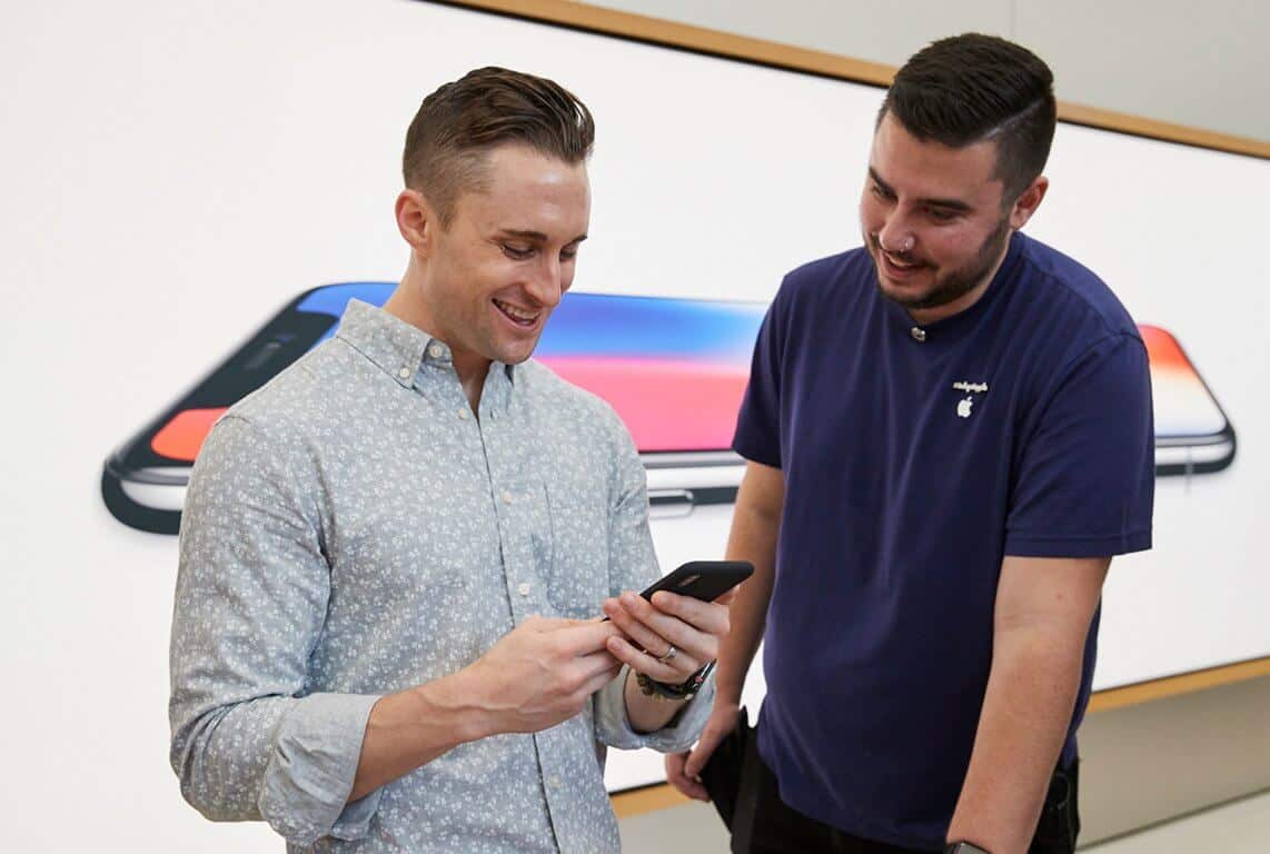iPhone X beim Launch im Apple Store - Apple