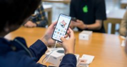 iPhone X in Hand von Fan im Apple Store Animoji thumb