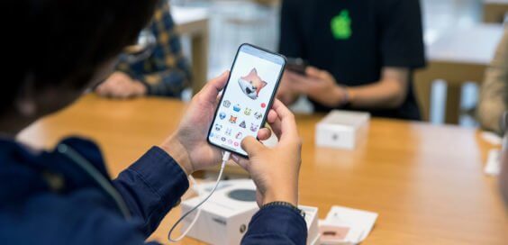 iPhone X in Hand von Fan im Apple Store Animoji thumb
