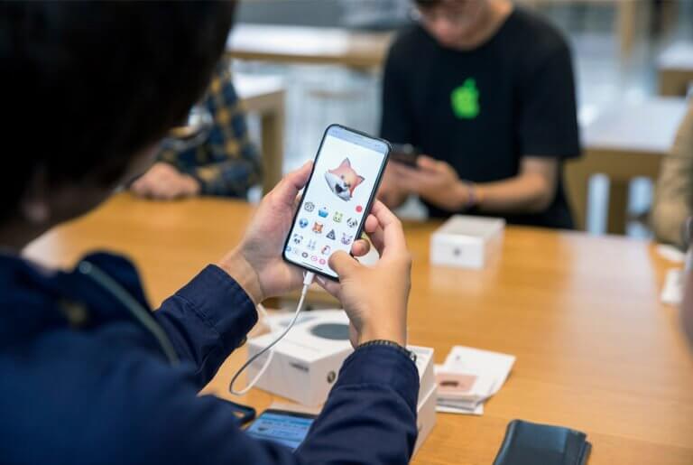 iPhone X in Hand von Fan im Apple Store Animoji thumb