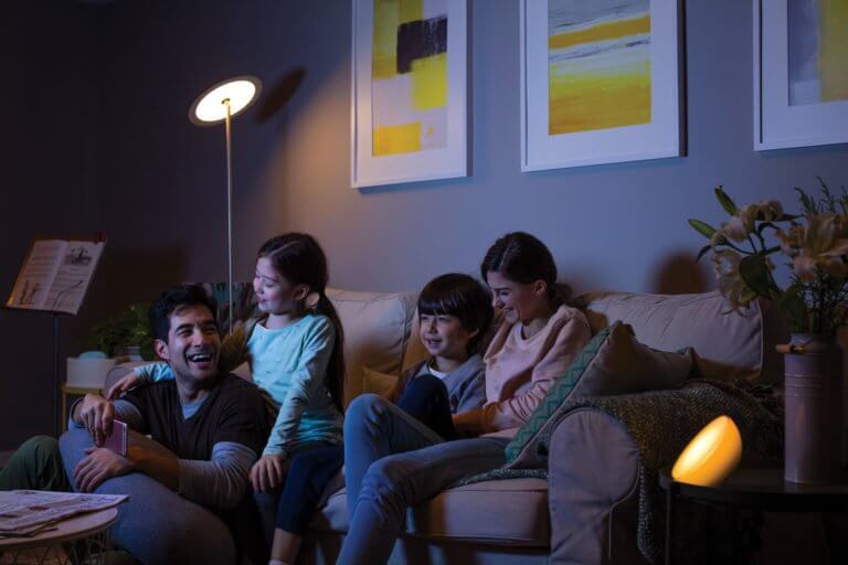 Philips hue Wohnnzimmer Familie thumb