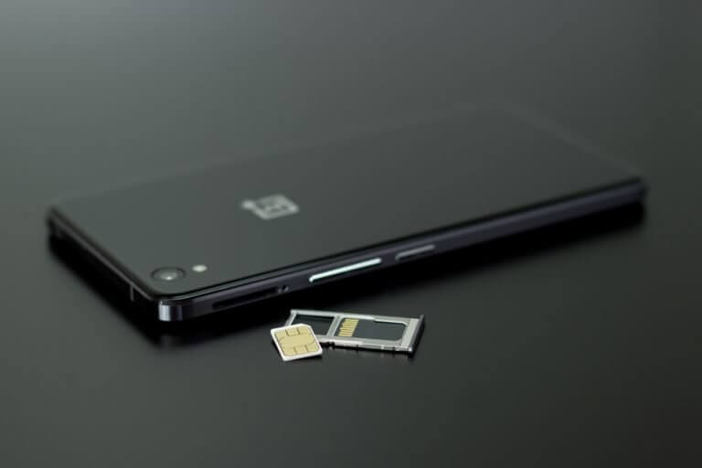 Smartphone mit SIM-Karte, Bild: CC0