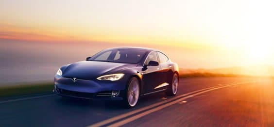 Unglaublich: Tesla Fahrer klettert auf Beifahrersitz im Autopilot – Führerschein weg
