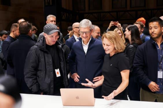 Apple-Chef Tim Cook besucht Japan und spricht über die Lieferkette und Arbeitsplätze