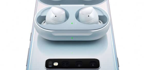 Samsung Galaxy S10 und die Samsung Galaxy buds in weiß, kabelloses laden - thumb