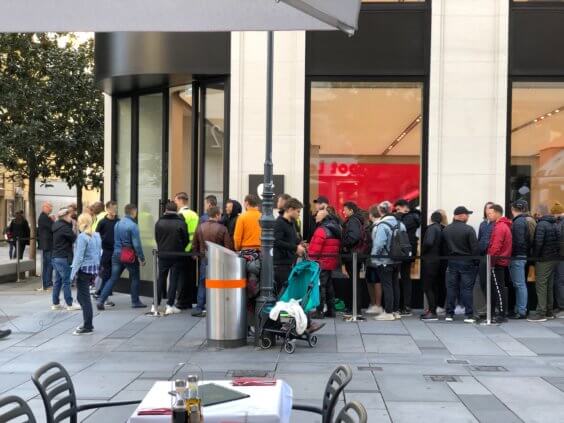 Schlange vor dem Apple Store in Wien zum iPhone 11-Launch - L. Gehrer / WakeUp Media