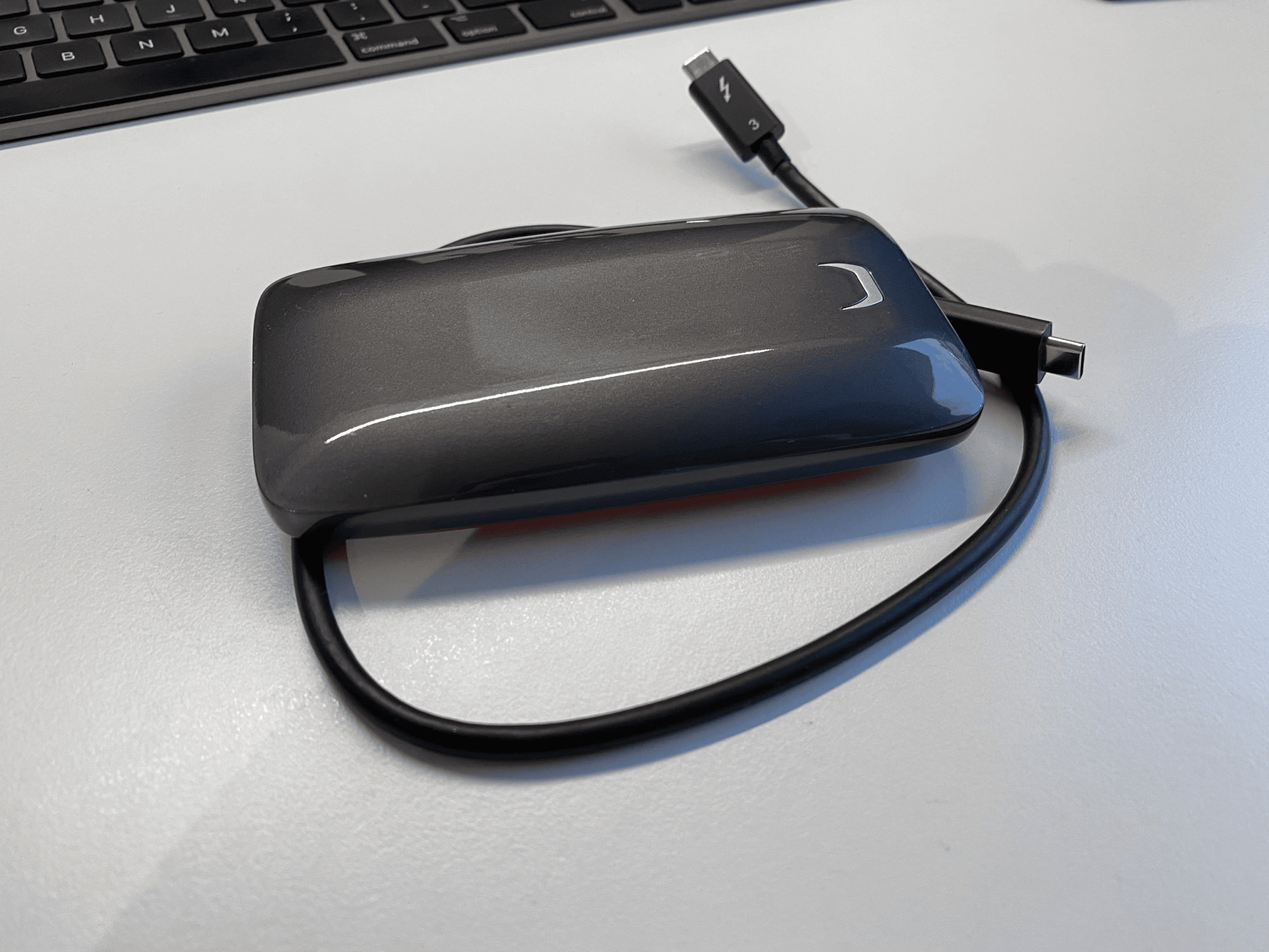 Der SSD liegt ein Thunderbolt 3-Kabel bei.