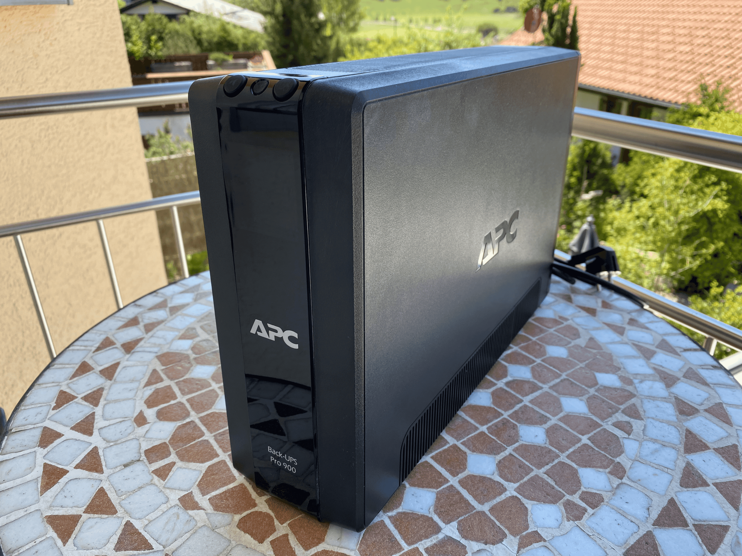 Das Gehäuse der APC BR900G-GR Back-UPS Pro USV