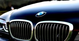 BMW 3 mit Logo - BMW