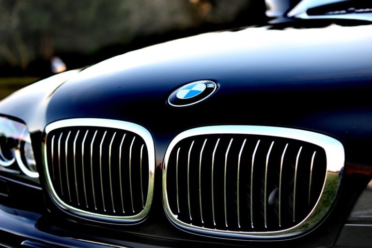 BMW 3 mit Logo - BMW