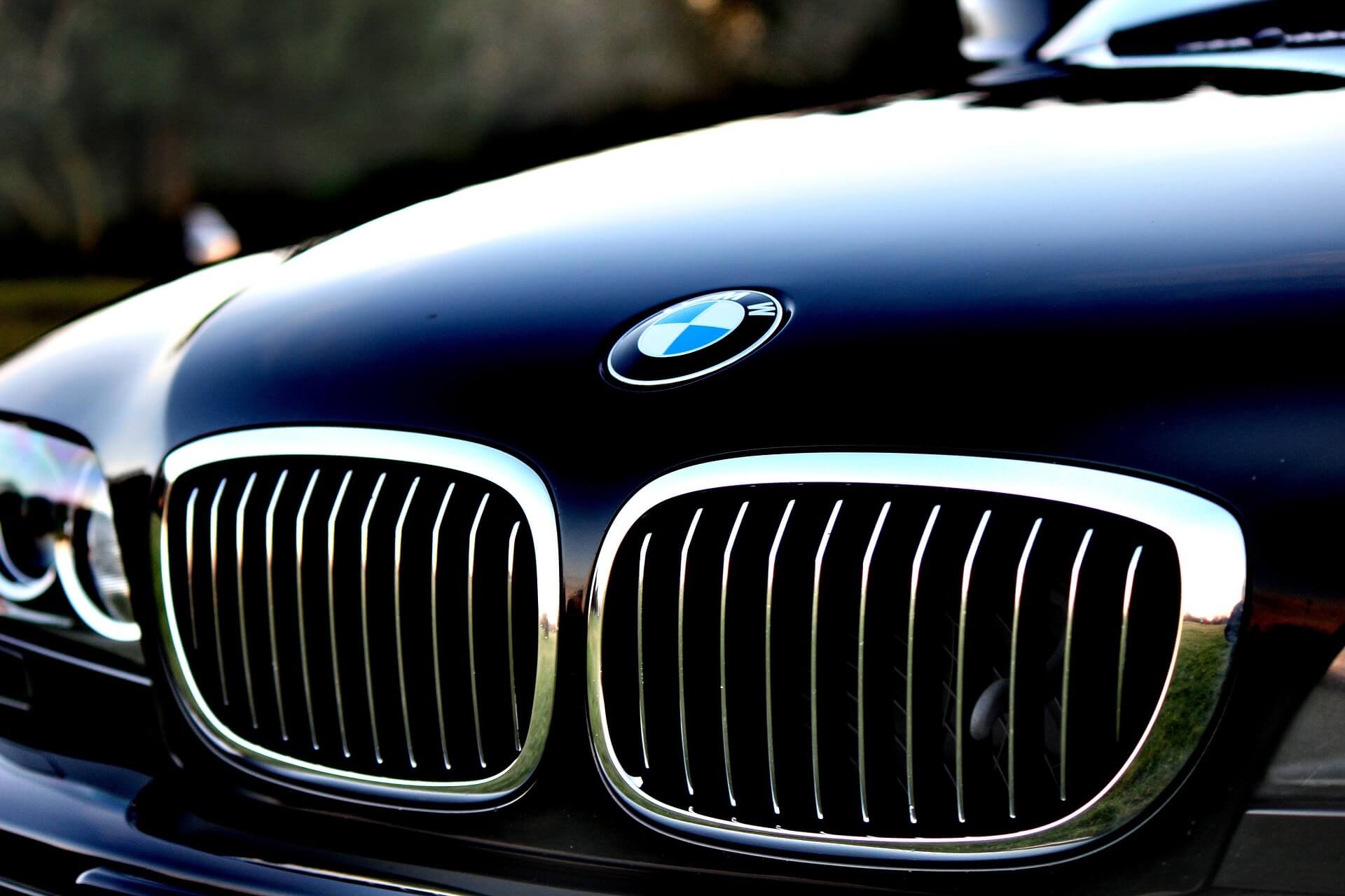 BMW 3 mit Logo - BMW