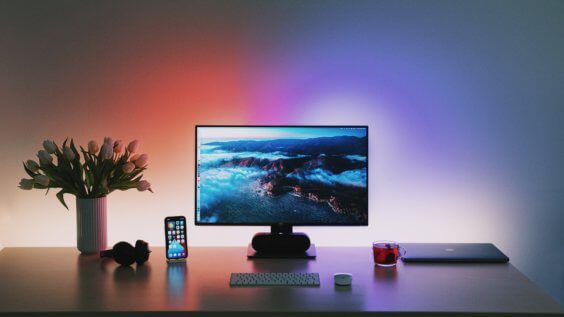 Minimalistischer Schreibtisch: Ein Setup aus dem Hause Apple