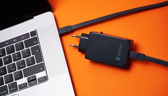 Einova Sirius: Kompaktes Ladegerät mit USB-C und 65 Watt