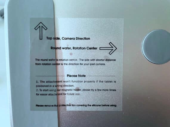Der Sticker gibt kleine Hinweise darauf, wie die Drehrichtung sein muss, damit das iPad hält.