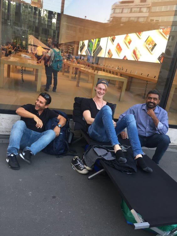 Camping in front of the Apple Store - Fynn Reifenrath / Private