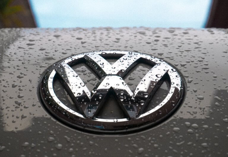 VW-Logo auf Auto - Symbolbild