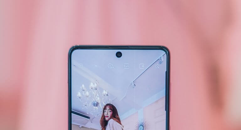 Samsung-Smartphone mit Loch - Symbolbild