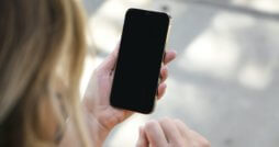 Frau mit iPhone