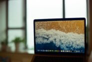 Macbook vor einem Fenster