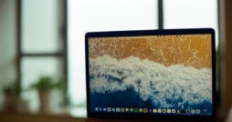 Macbook vor einem Fenster