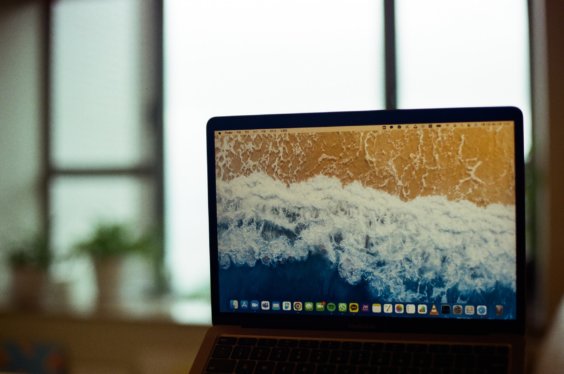 Macbook vor einem Fenster