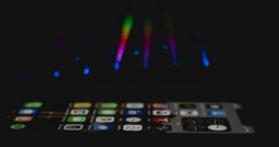iPhone in dunklem Raum