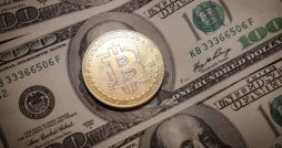 Bitcoin auf Dollarschein