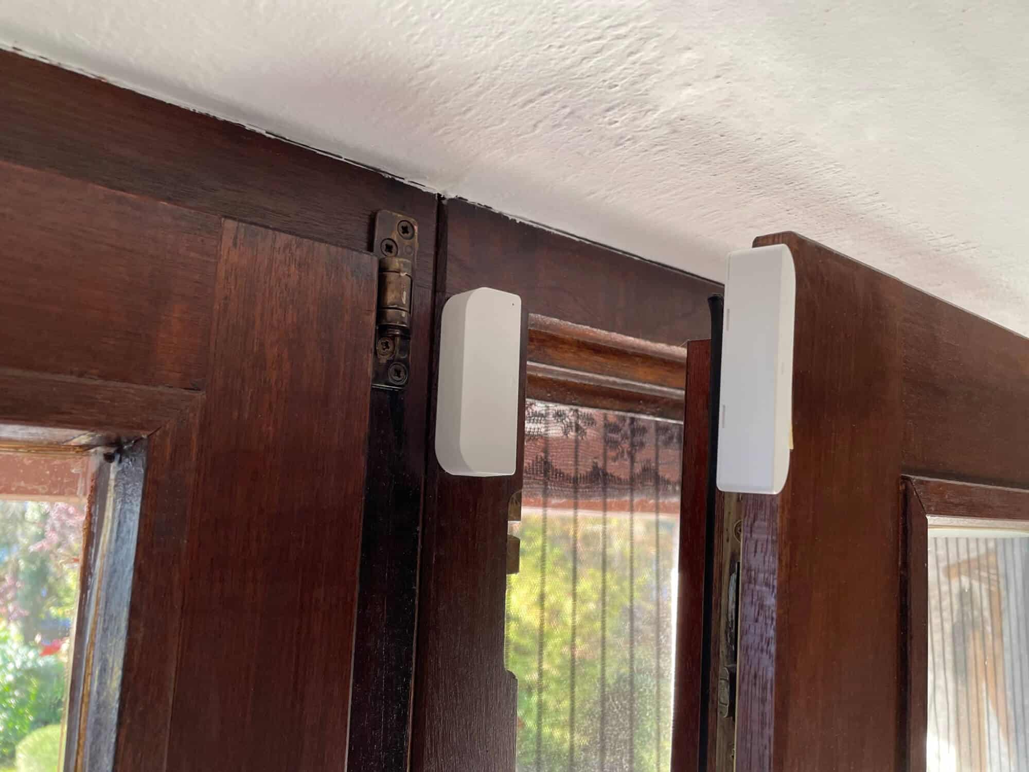 Korrekt installiert erkennt der Kontaktsensor, wenn eine Tür oder ein Fenster geöffnet ist.