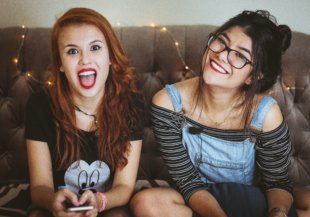 Teenager und ihr Smartphone