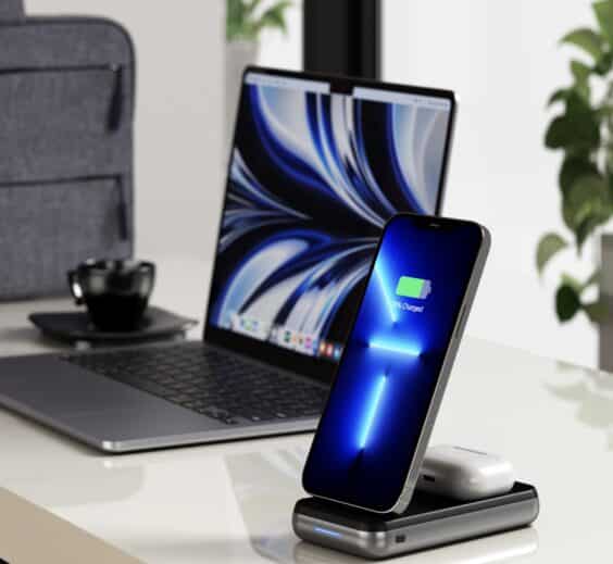 Satechi Duo Wireless Charger Stand: Powerbank mit Standfuß für iPhone ab sofort erhältlich