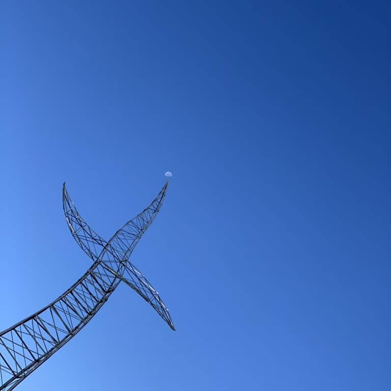 Der Mond an der Spitze des Kunstobjekts Zauberlehrling in Oberhausen. Foto von Dr. Marco