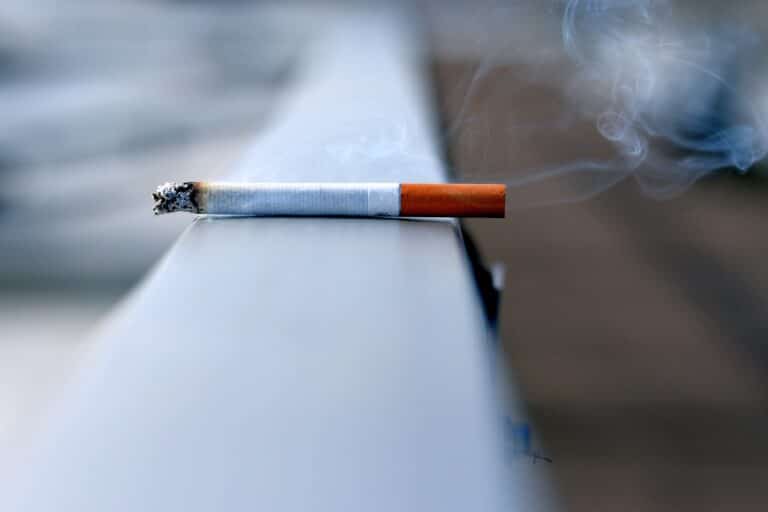 Zigarette auf Geländer