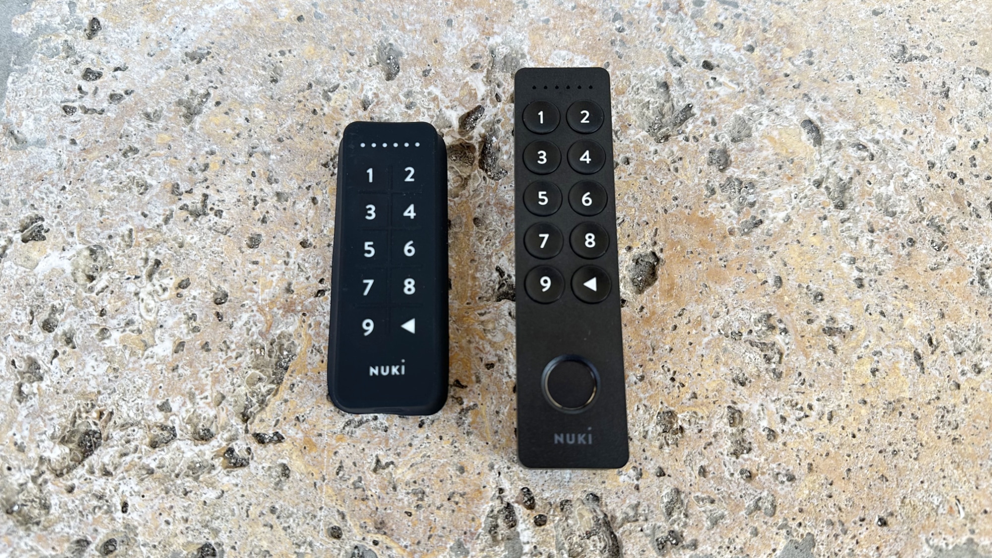 Sowohl Optik als auch Haptik unterscheiden sich zwischen dem Keypad der ersten Generation (links) und dem Keypad 2.0 deutlich.