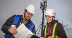 5G-Mobilfunkmast mit Technikern - Deutsche Funkturm